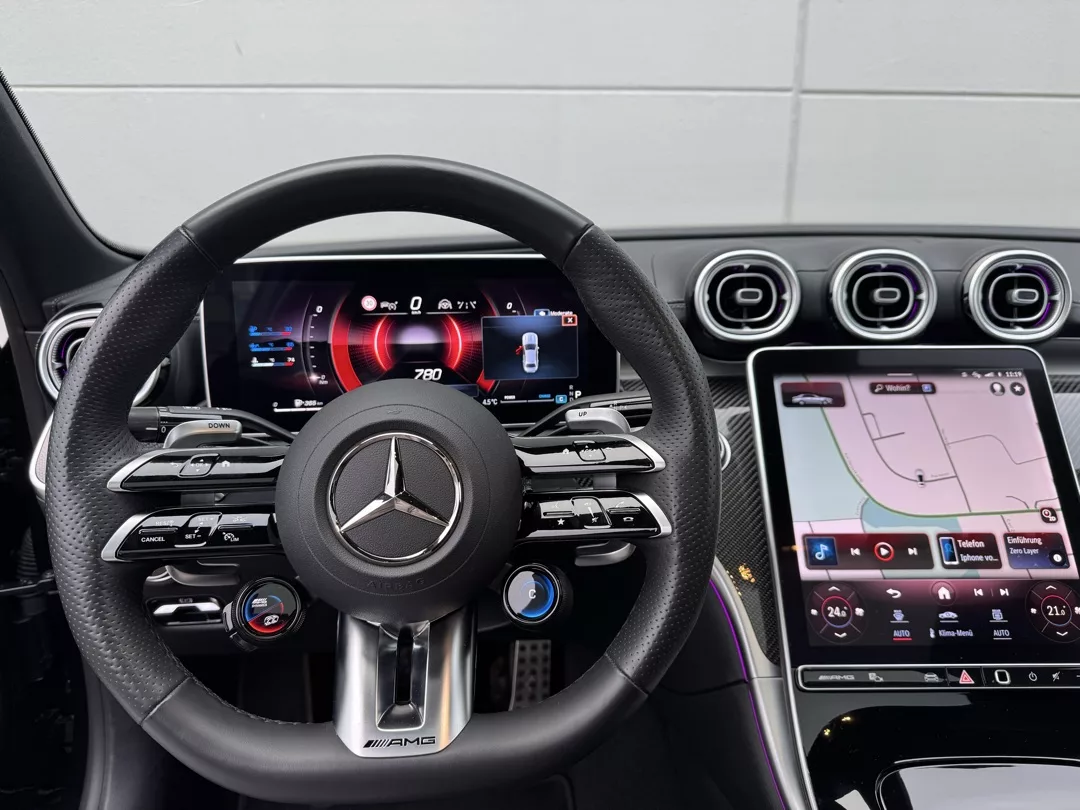 Mercedes C43 AMG Innenraum Armaturenbrett mit Lenkrad mieten