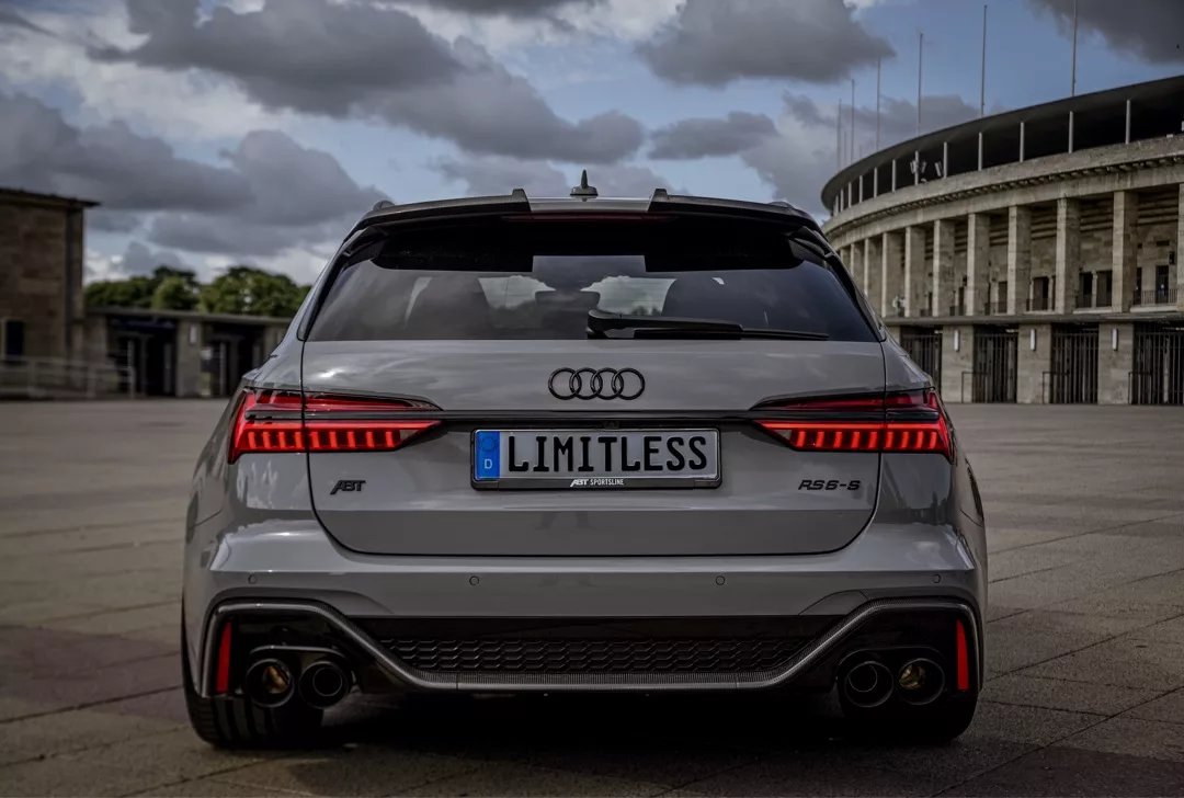 Audi RS6-S ABT 2025 in Grau Heckansicht mieten