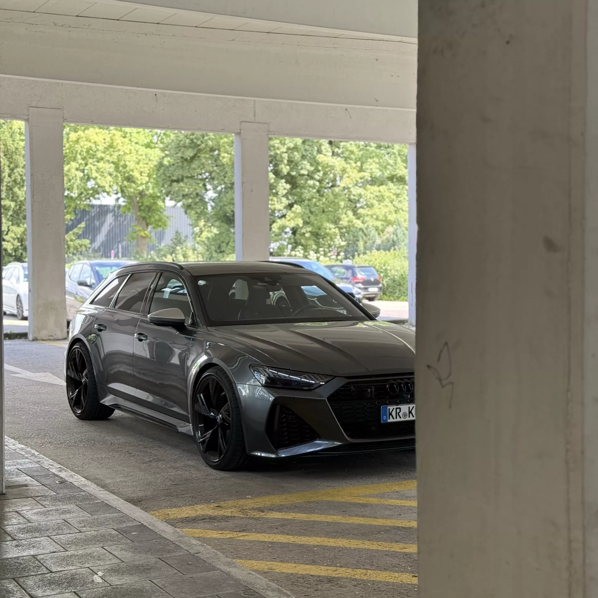 Audi RS6 in Grau von vorne links mieten