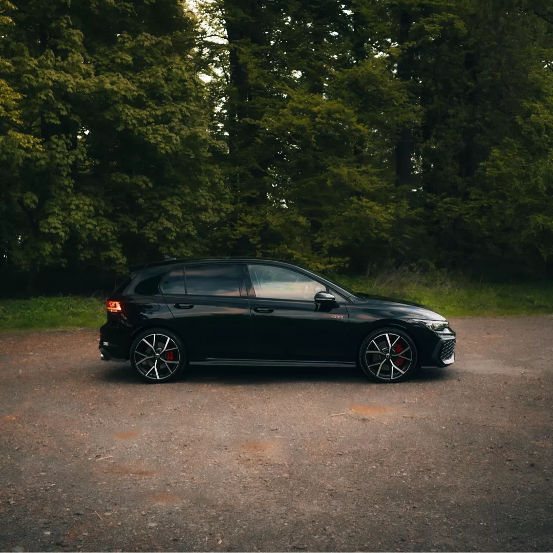 Golf 8 GTI Facelift in Schwarz von der Seite mieten