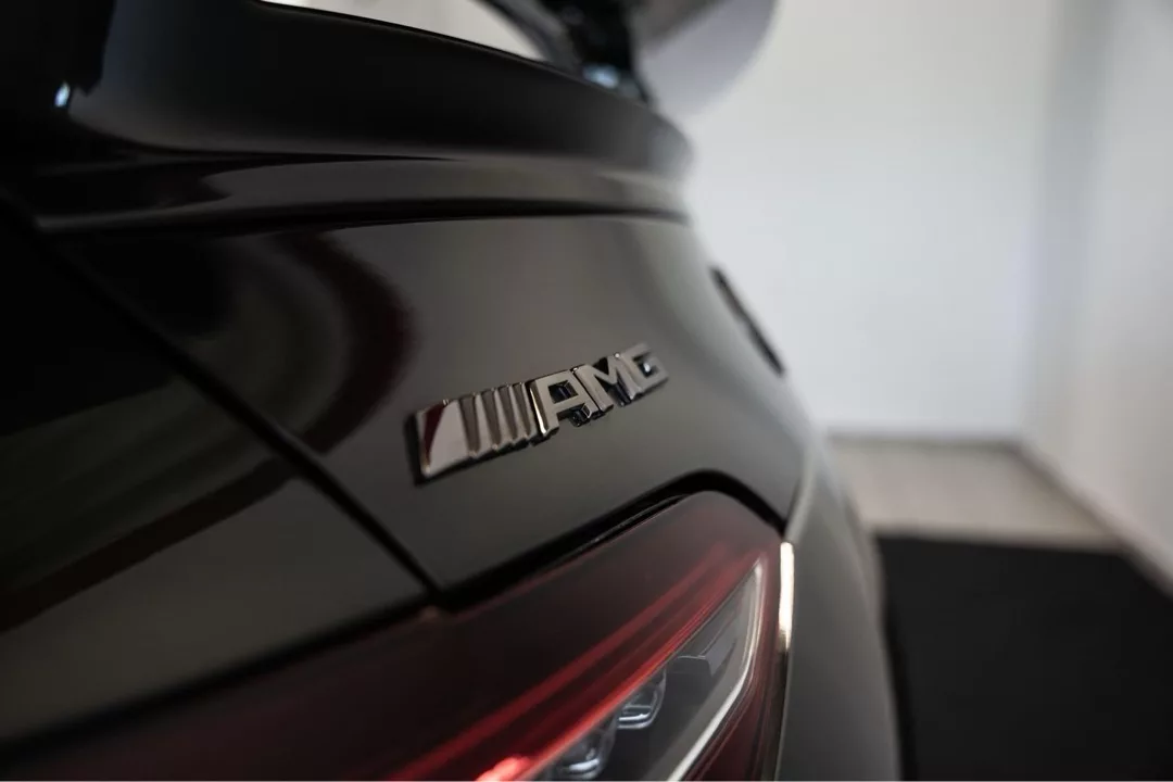 Mercedes Benz GT63S AMG Heckansicht mit Logo mieten