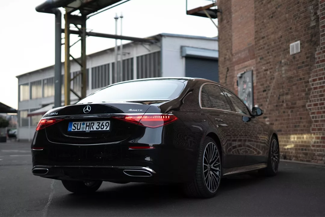 Mercedes Benz S-Klasse in Schwarz von hinten mieten.