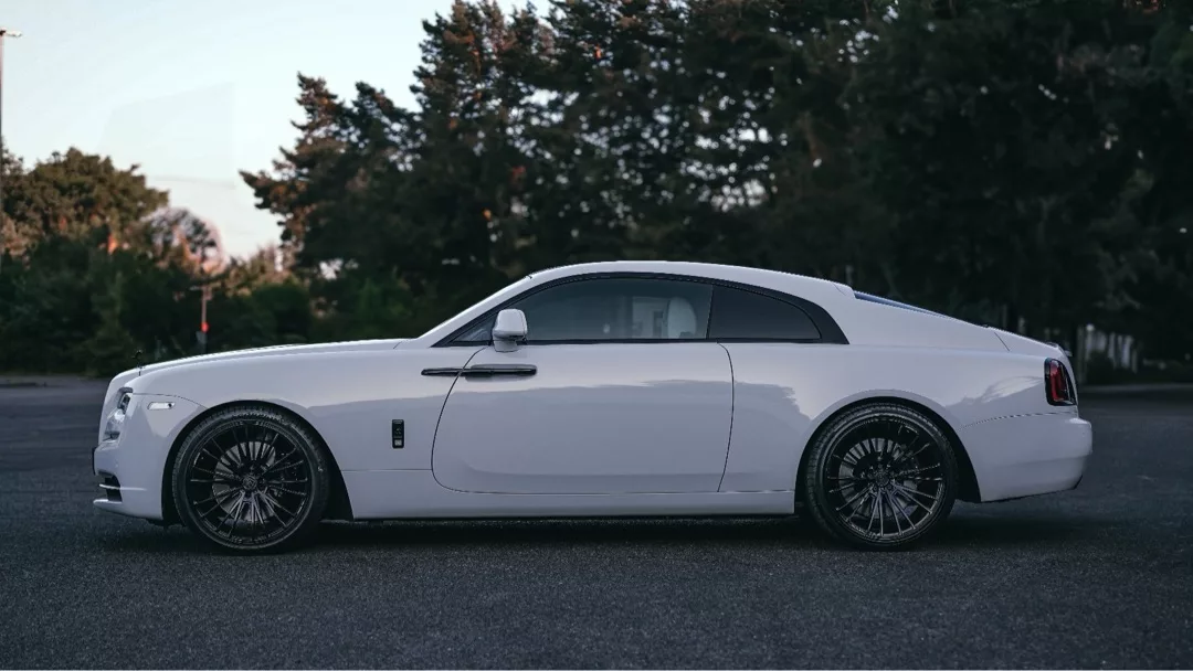 Rolls Royce Wraith in Weiß von der Seite mieten