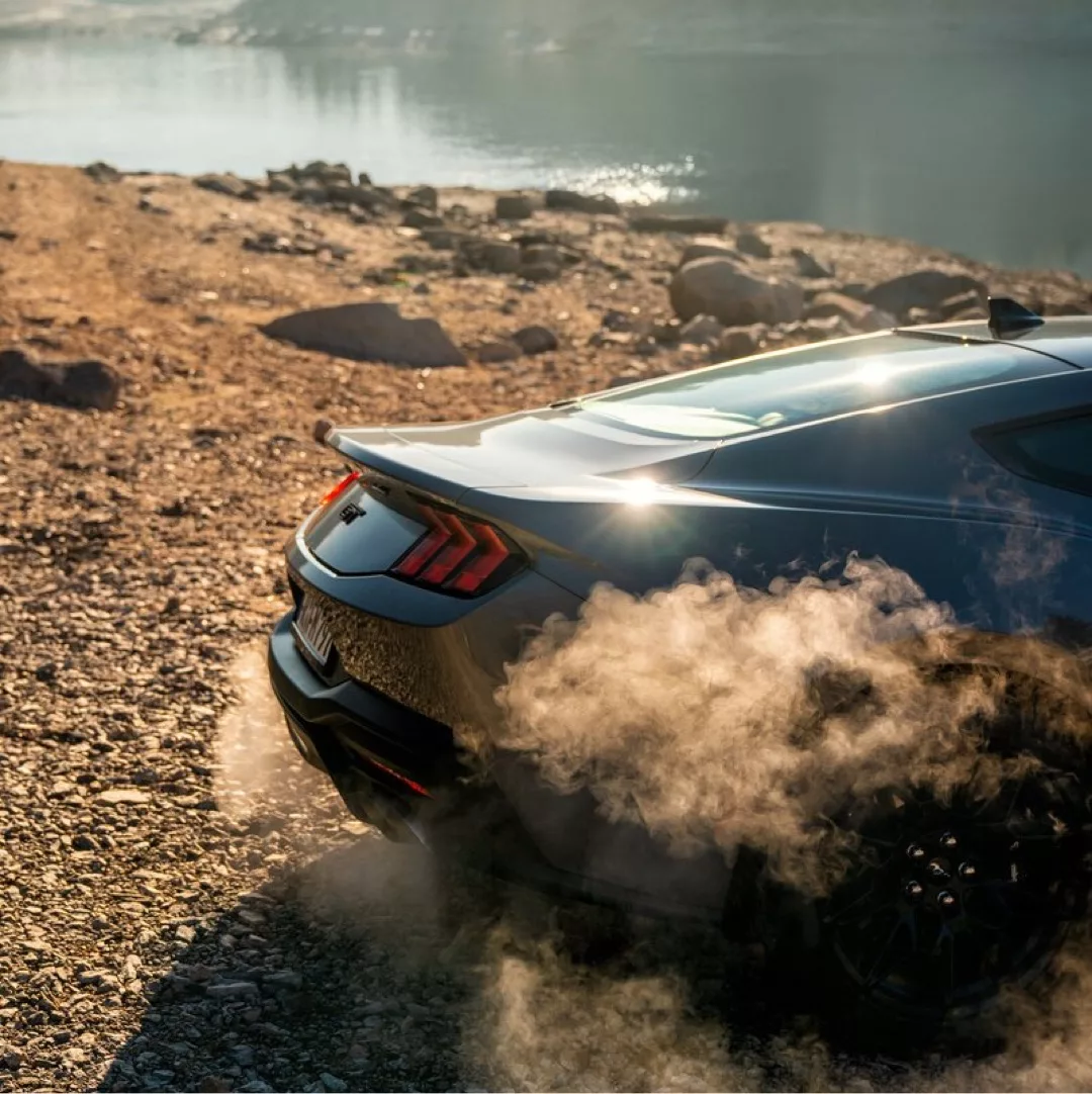 Ford Mustang GT (2024) Heckansicht mit ausströmendem Dampf mieten.