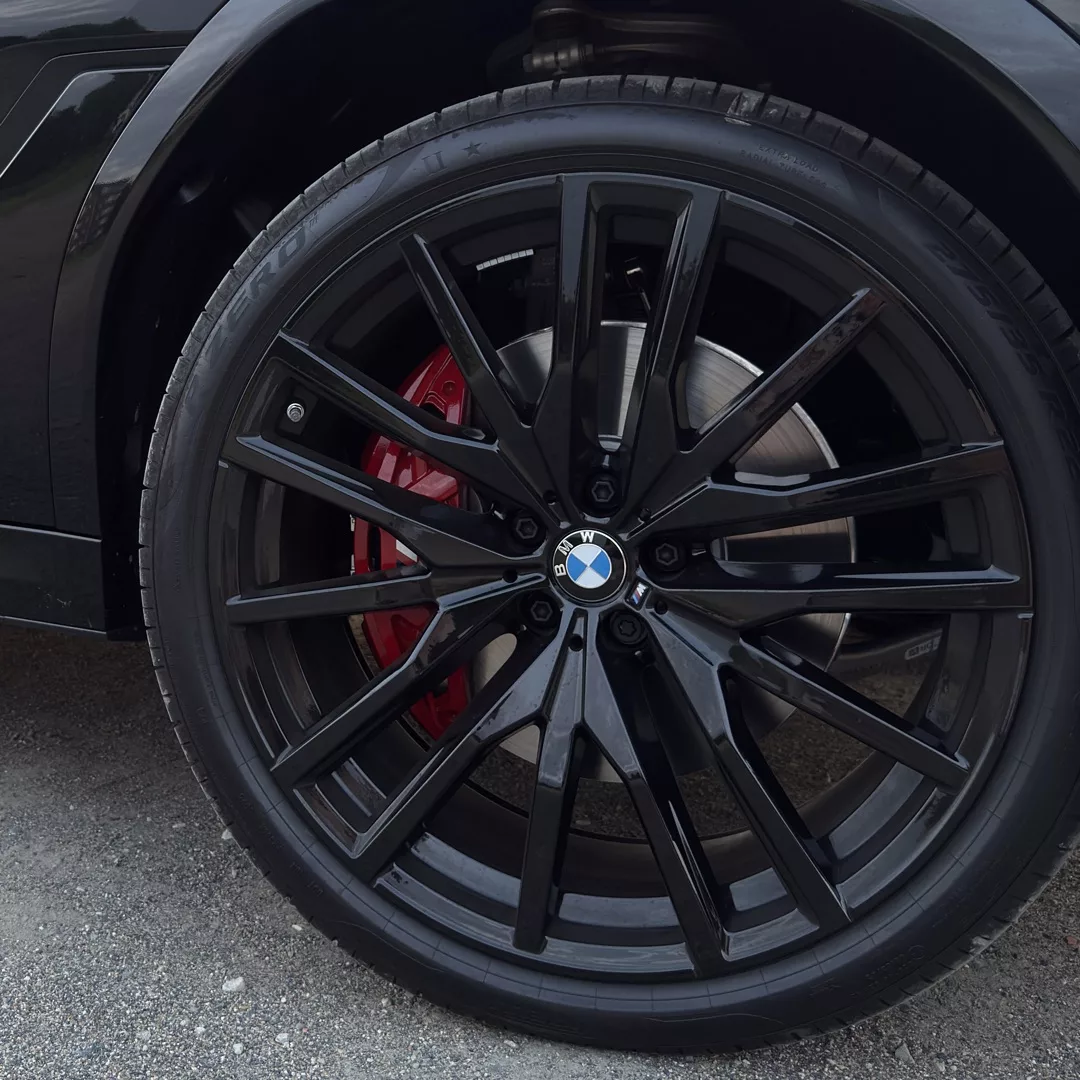 BMW X6 30d M Sport Reifen in Schwarz mieten