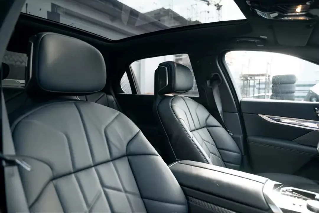Luxuriöser Innenraum eines BMW 740d M xDrive mit Ledersitzen und Panoramadach.