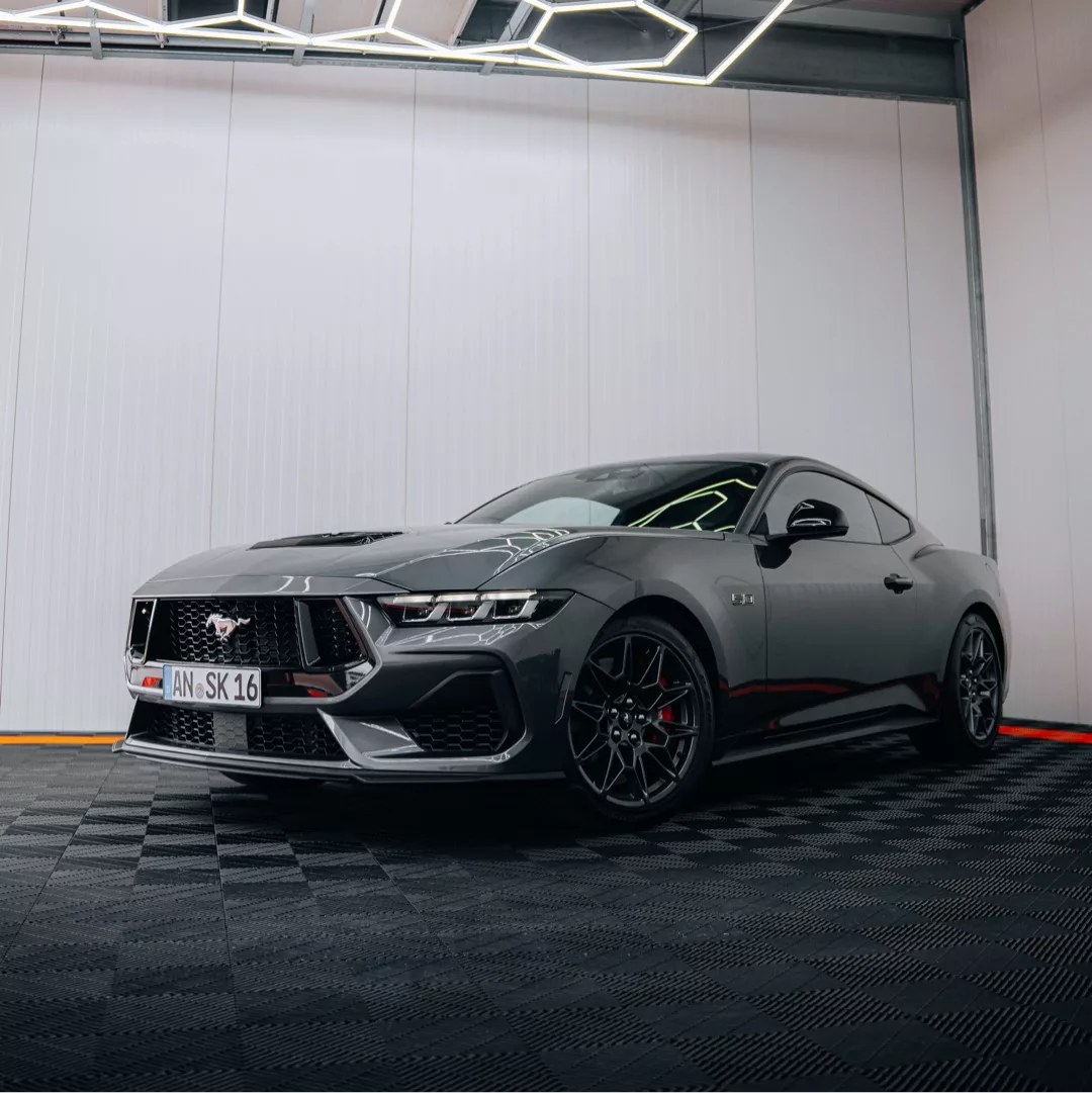 Ford Mustang GT V8 in Grau mieten - Frontseitenansicht