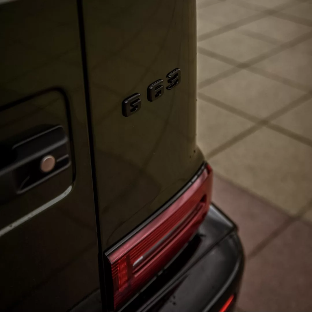 Mercedes-Benz G63 AMG Olivgrün Rückansicht Logo mieten
