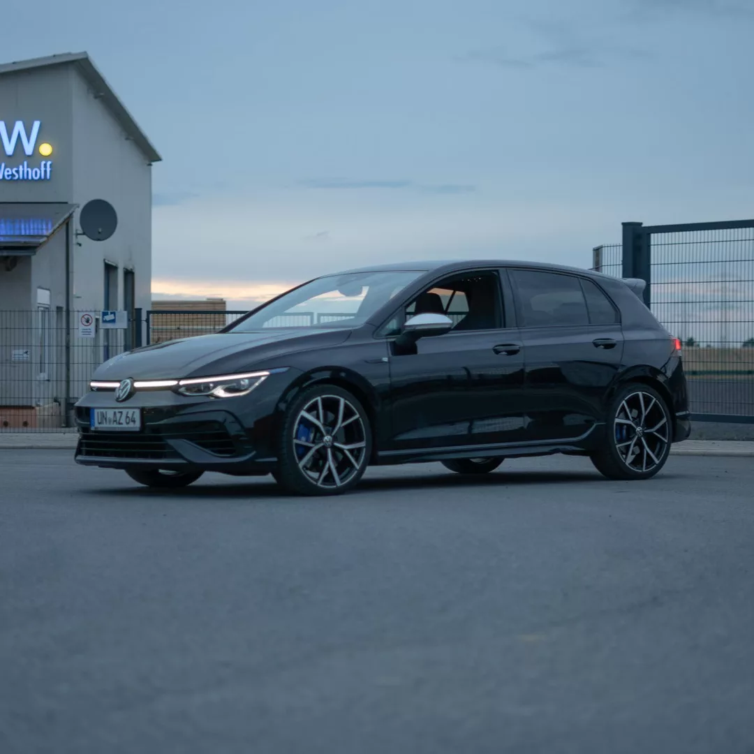 VW Golf 8R Performance in Schwarz von der Seite mieten