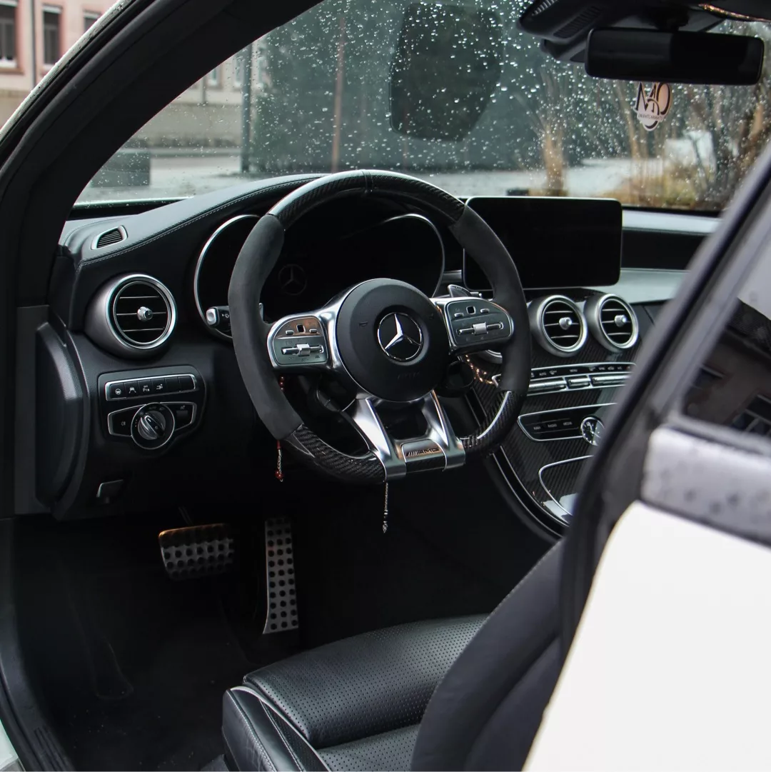 Mercedes-Benz C63s AMG Coupé Innenraum mit Lederausstattung mieten