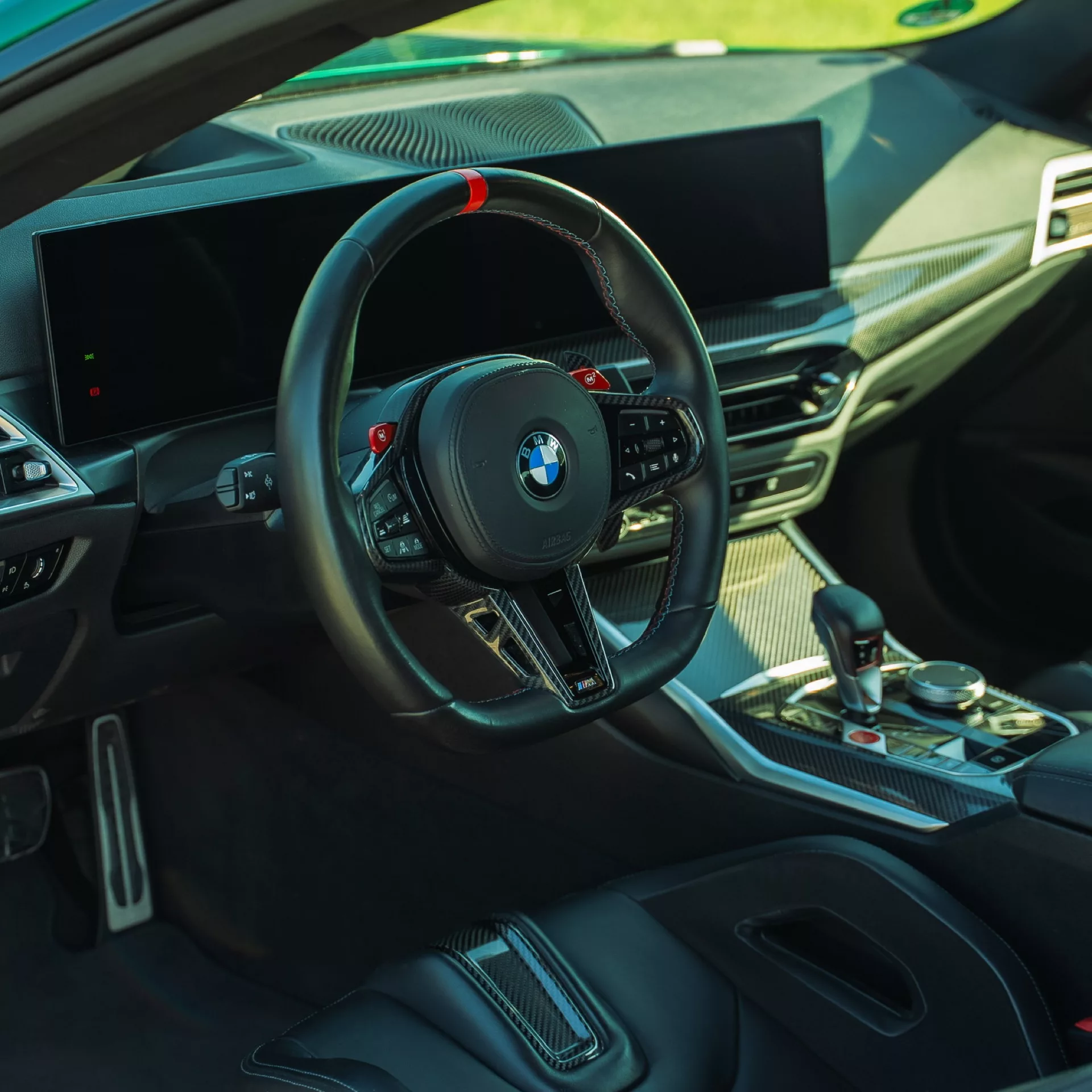 BMW M4 Competition Innenraum mit modernem Cockpit mieten