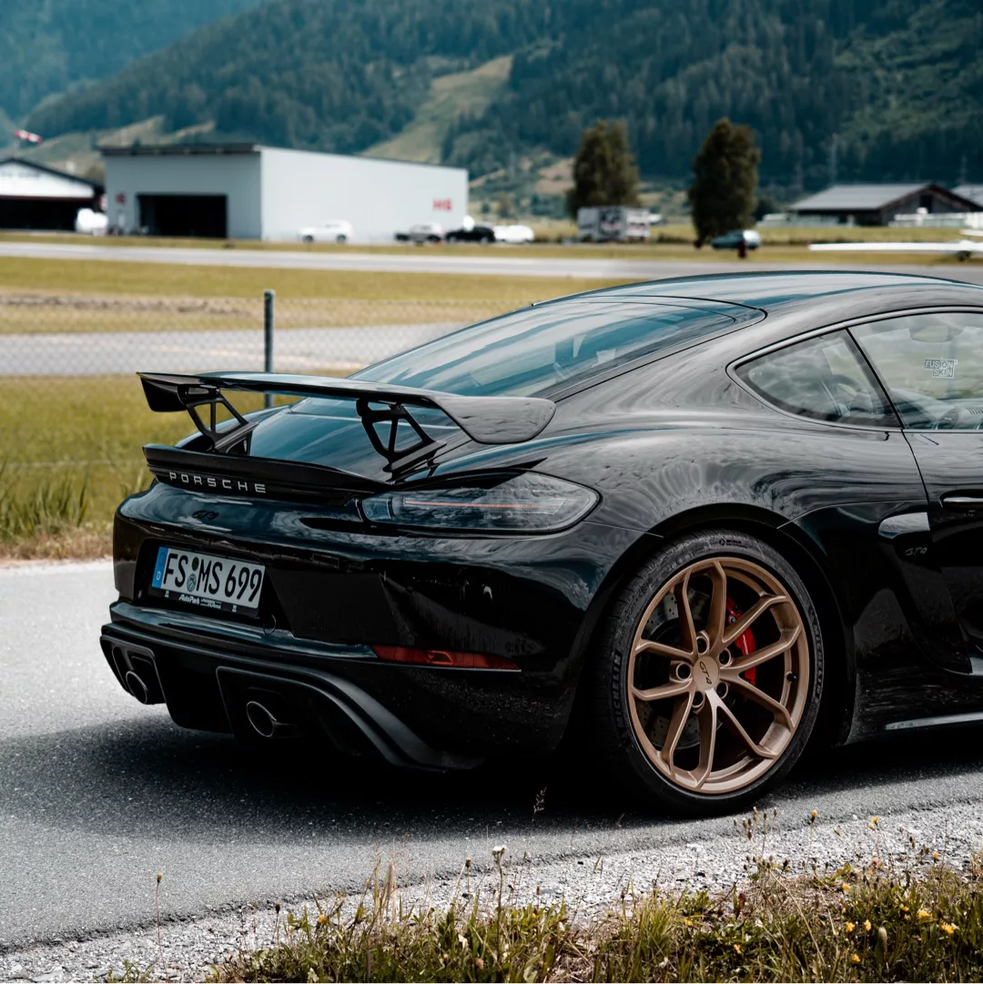 Porsche Cayman GT4 Clubsport in Schwarz von hinten mieten