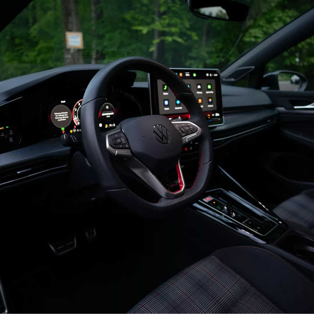 VW Golf 8 GTI Facelift Innenraum mit Digitalanzeigen mieten