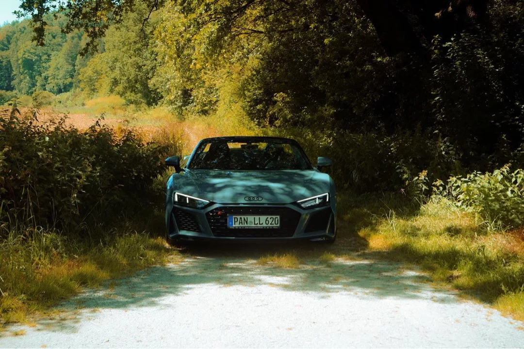 Audi R8 V10 Spyder Performance in Grün frontal im Freien mieten