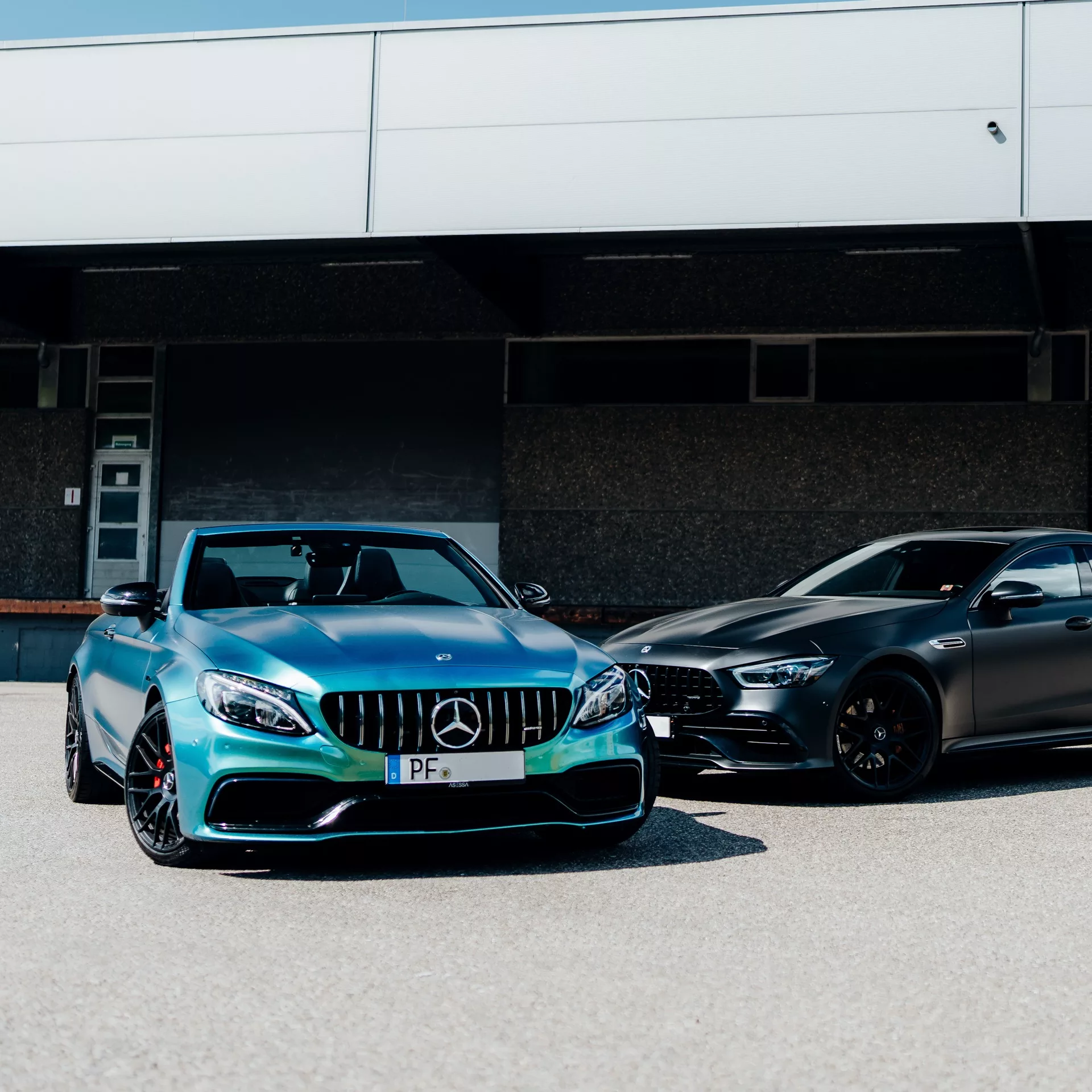 Mercedes C63s Cabrio in Blau von vorne mieten