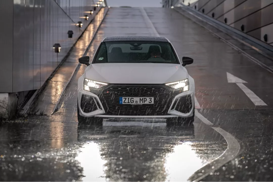 AUDI RS3 Limousine in Weiß bei Regen von vorne mieten
