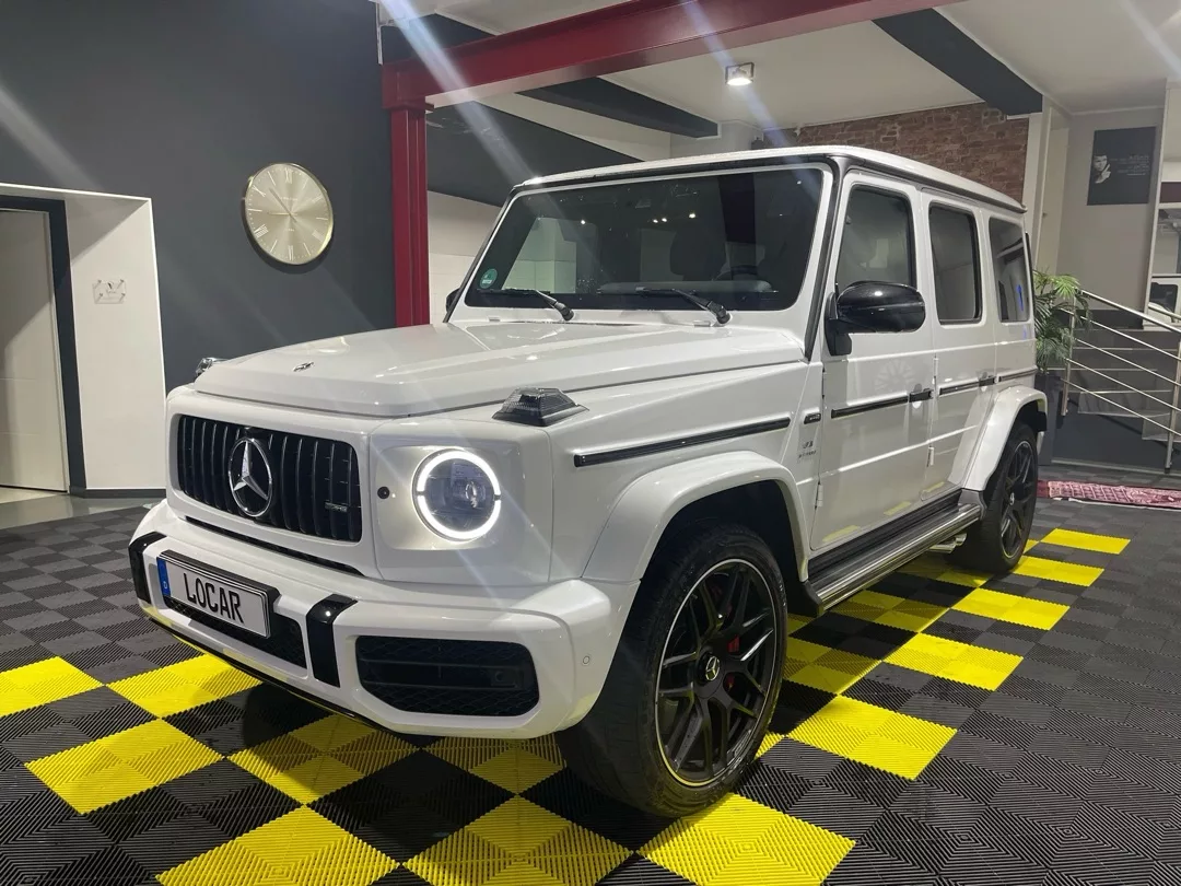 Mercedes Benz G63 AMG in Weiß mieten - Front- und Seitenansicht