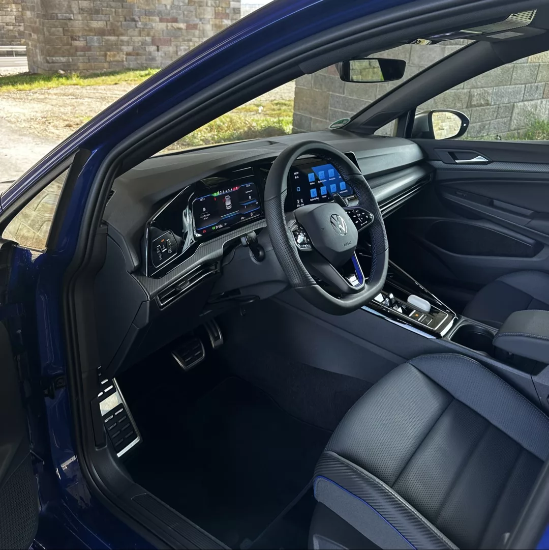 VW Golf 8 R Performance Akrapovic Innenraum mit Sportsitzen mieten