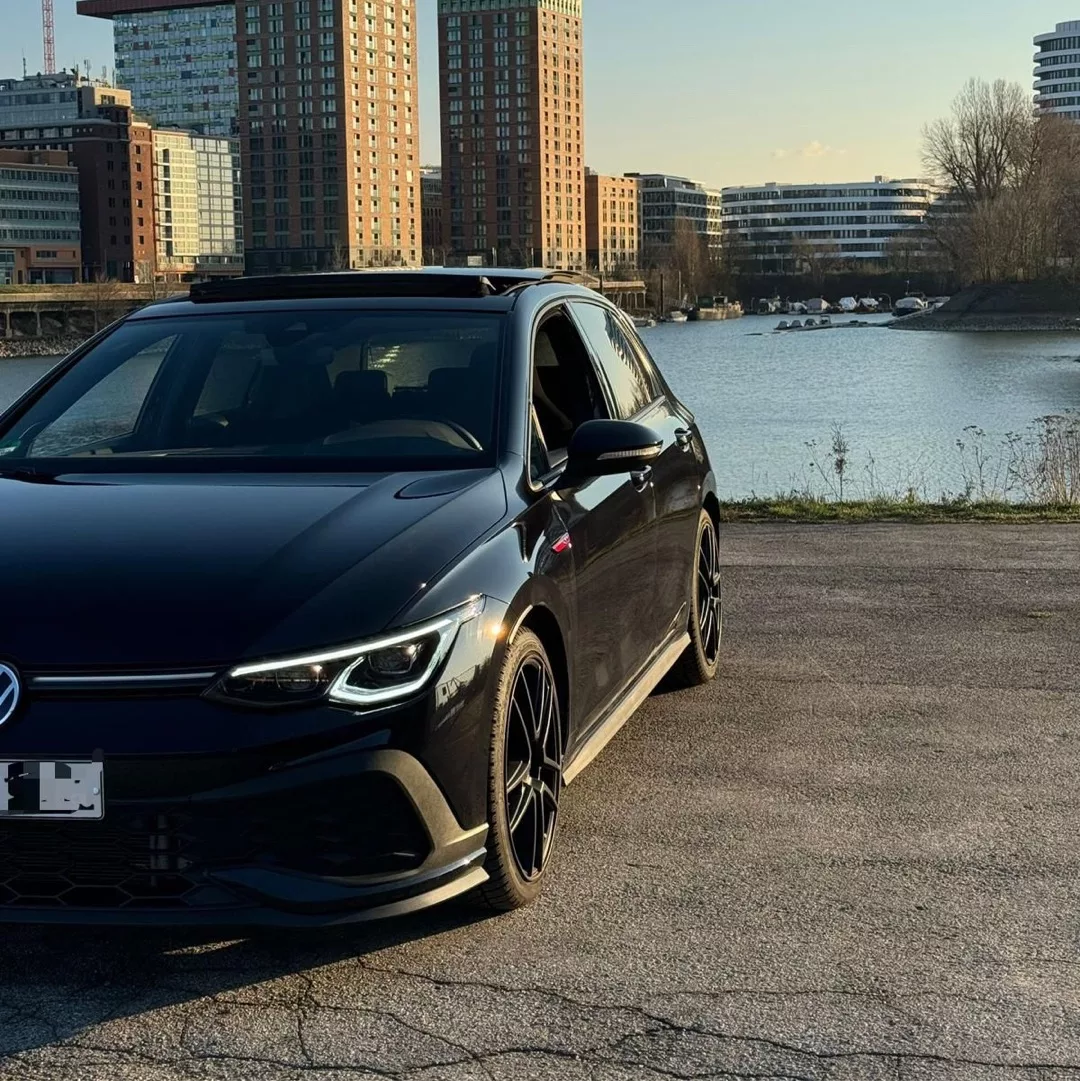 Golf 8 GTI Clubsport in Schwarz vor Flusskulisse mieten.