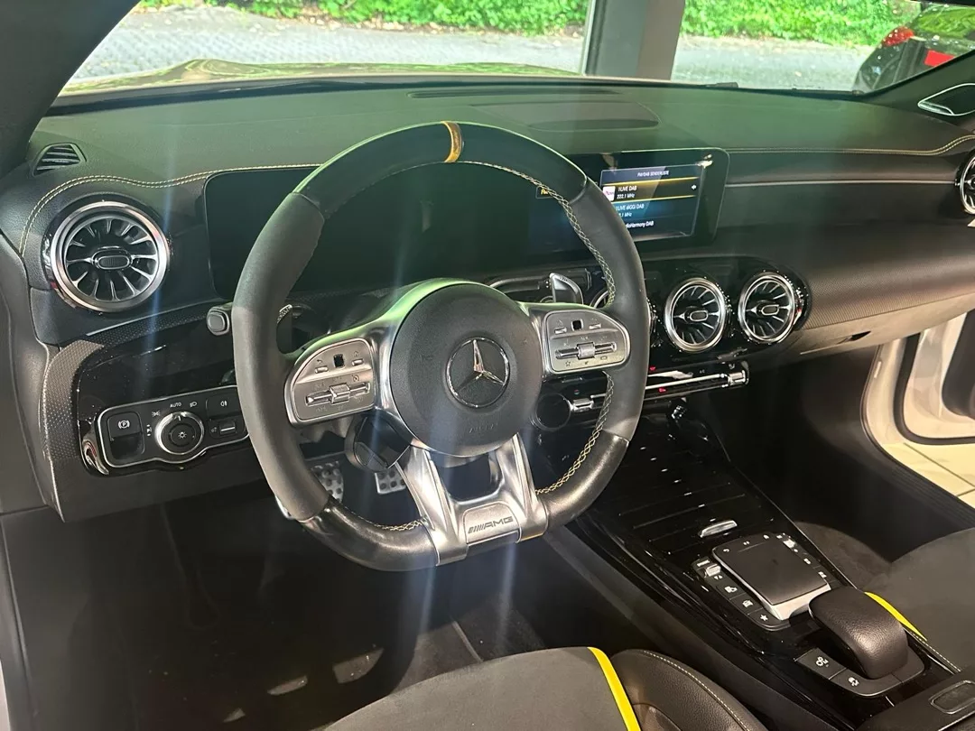 Mercedes Benz CLA 45s AMG Innenraum mit sportlichem Lenkrad mieten.