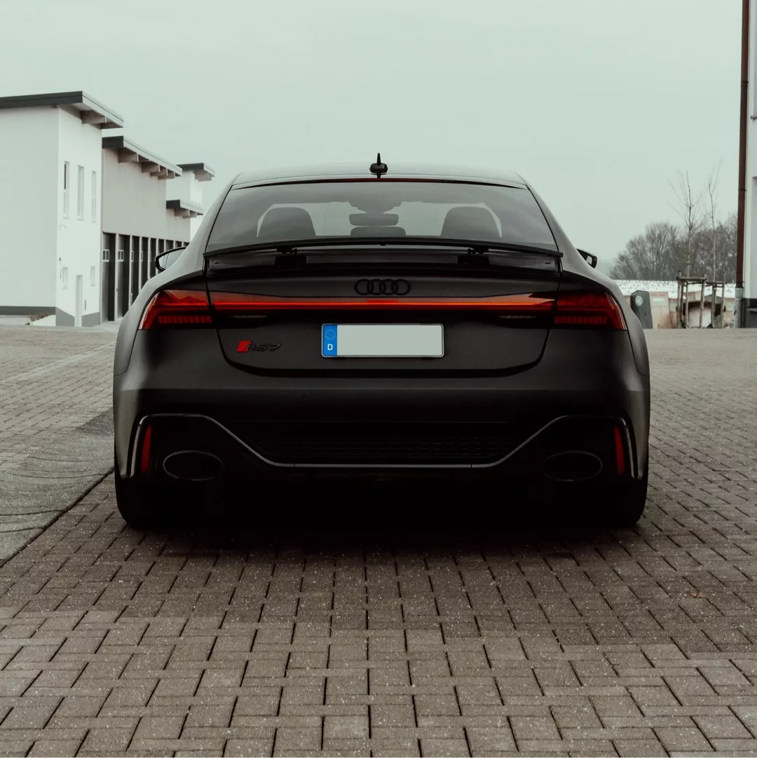 Audi RS7 Performance in Schwarz Heckansicht mieten