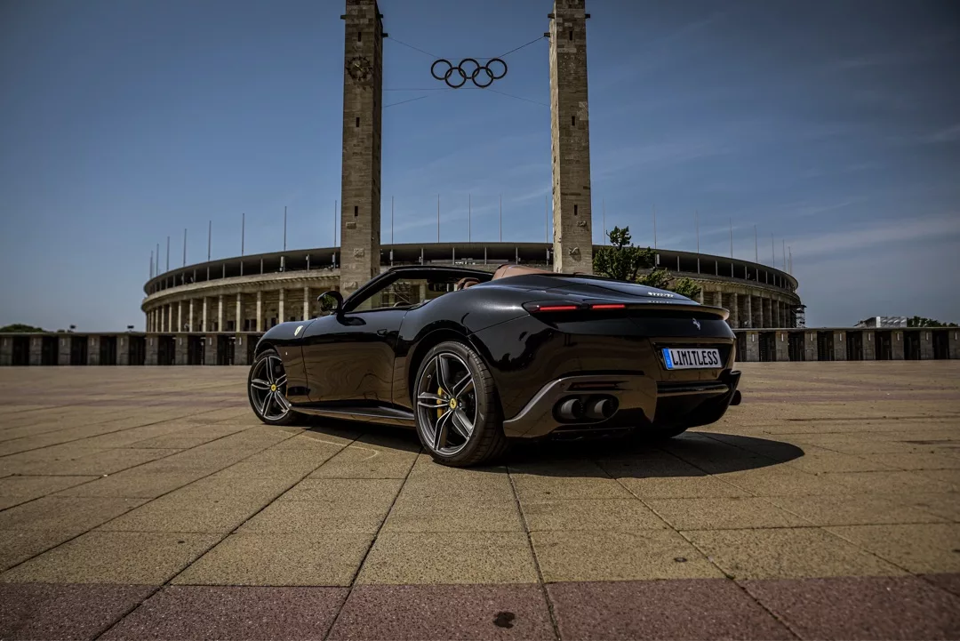 Ferrari Roma Spider 2025 in Schwarz von hinten mieten