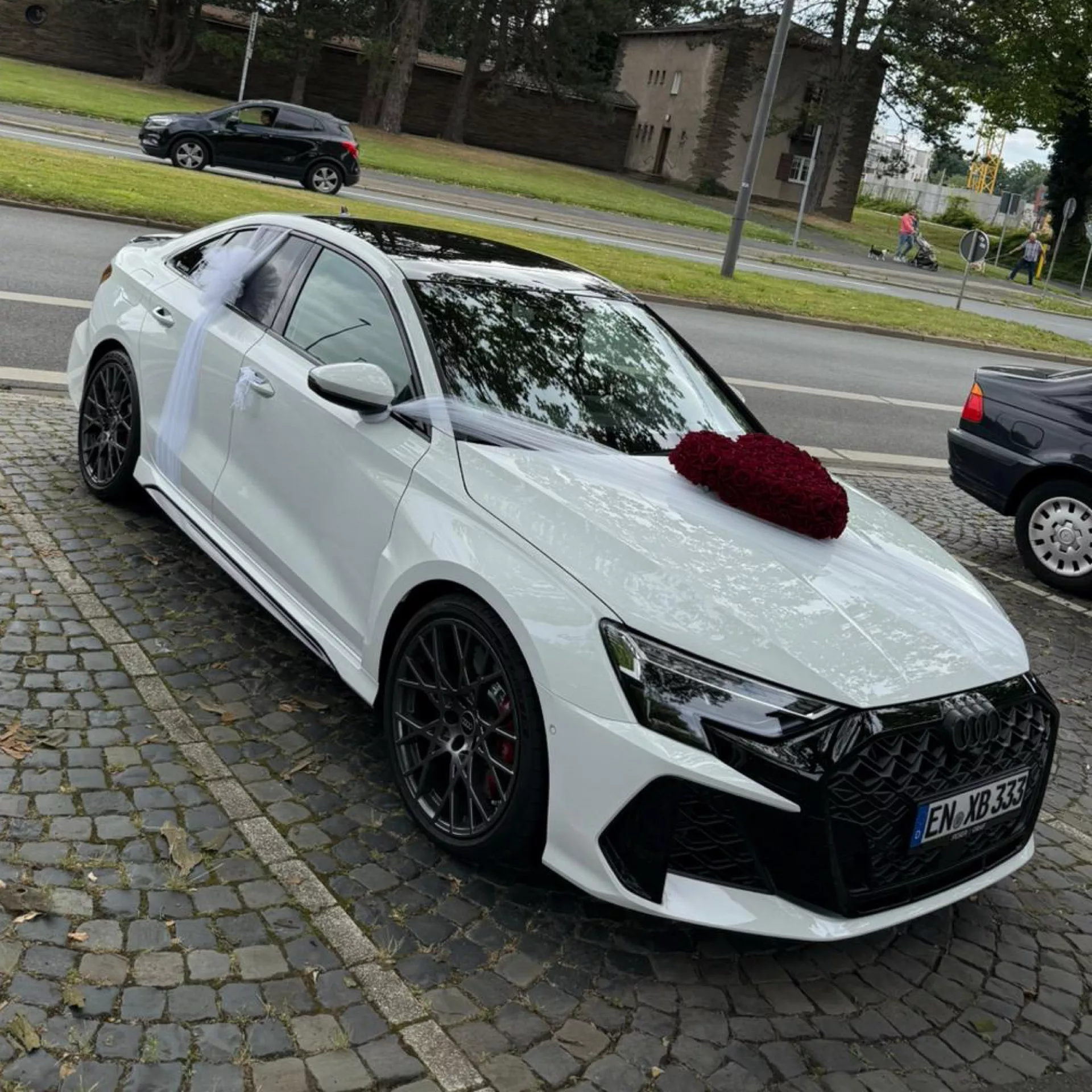Audi RS3 Limousine 2025 in Weiß mieten - Frontansicht mit Dekoration