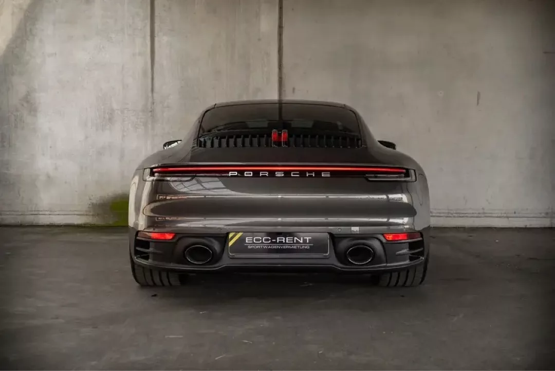 Porsche 911 Carrera S (992), Ansicht von hinten in einer Garage.