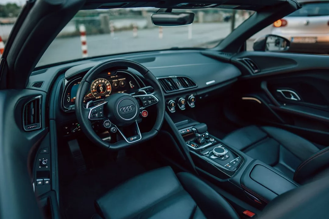 Audi R8 Cabrio V10 Innenraum mit Leder und Cockpit mieten