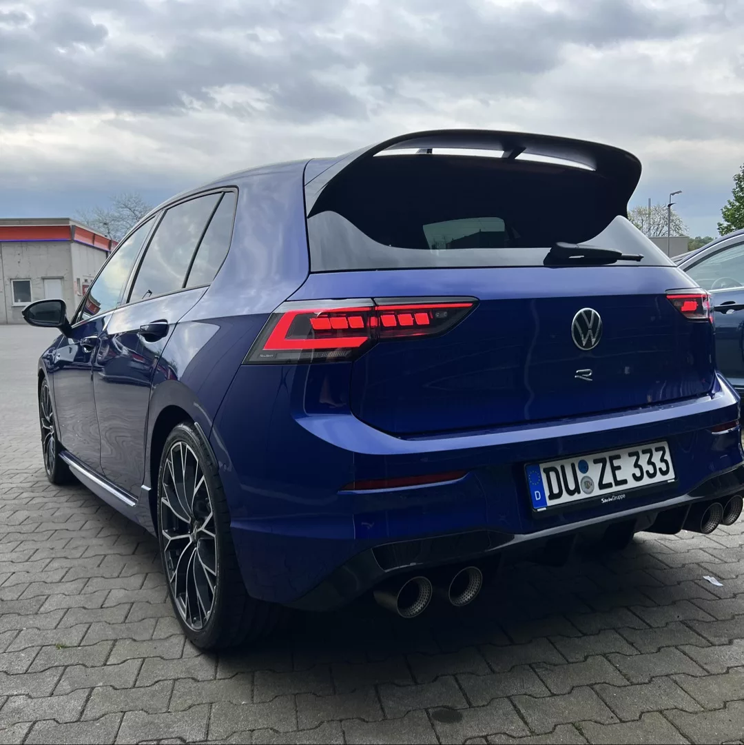 Volkswagen Golf 8R Performance Facelift in Blau von hinten mieten.