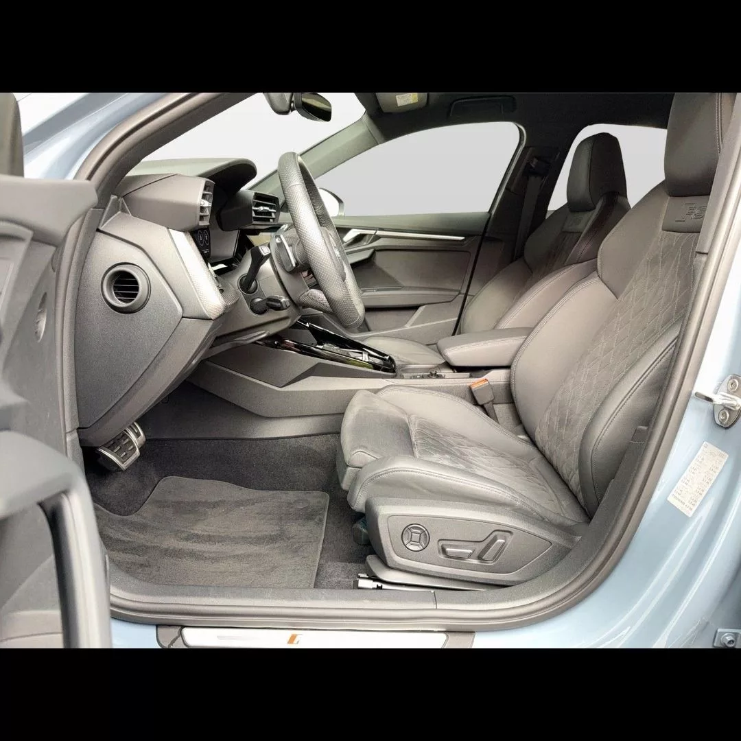 Audi RS3 Innenraum mit Ledersitzen mieten.