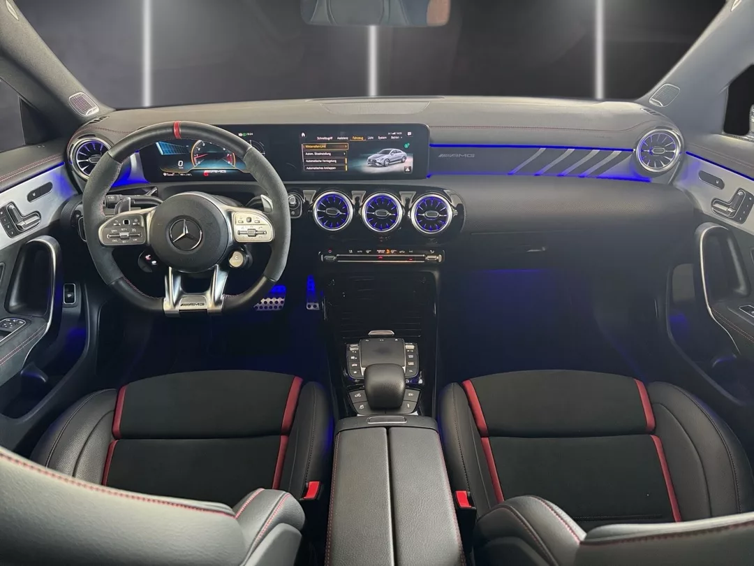 Mercedes-Benz CLA 45 AMG S Cockpit mit LED-Ambiente mieten