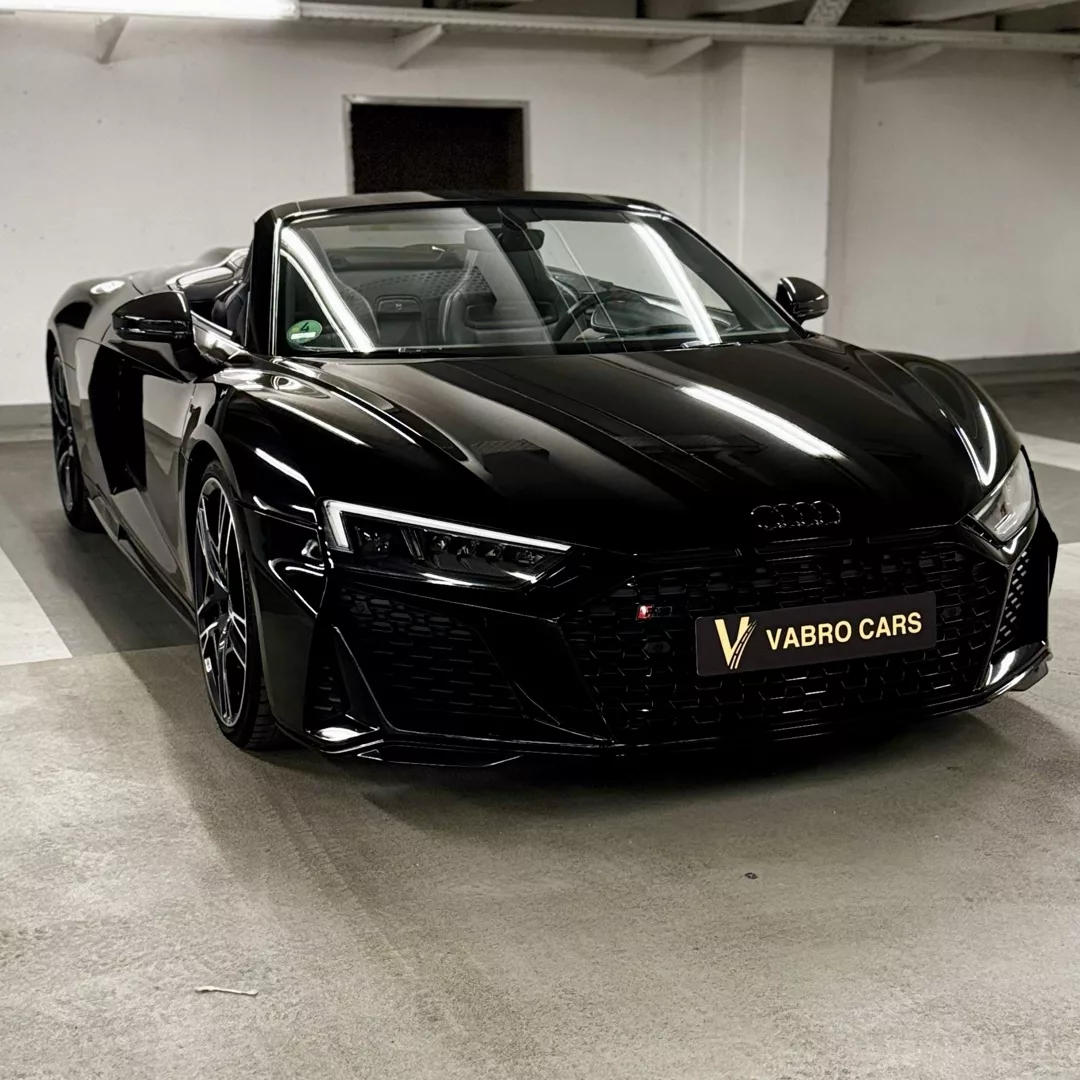 Audi R8 Spyder Performance in Schwarz mieten - Frontansicht im Parkhaus.