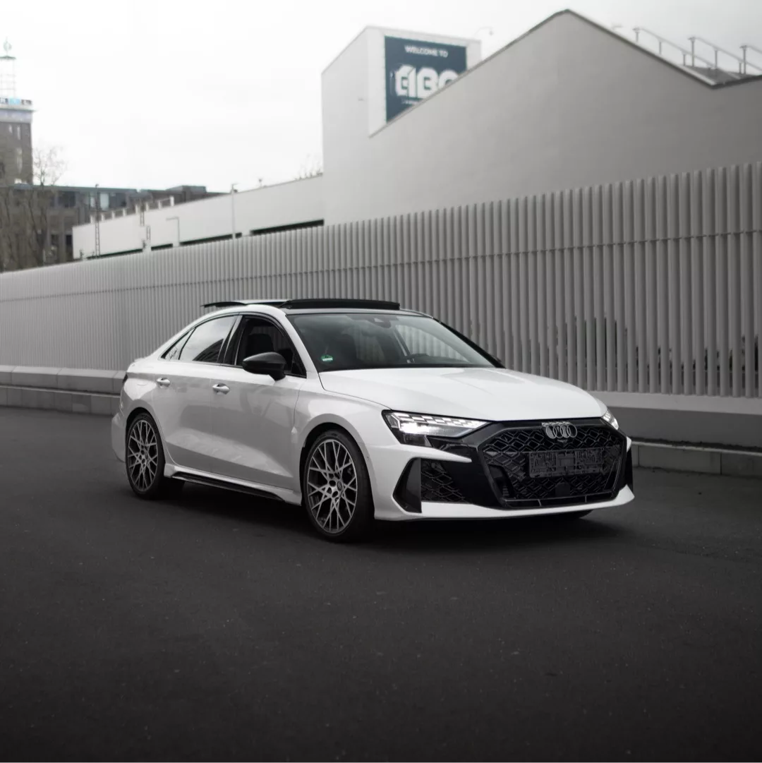 AUDI RS3 2025 Limousine Facelift in Weiß von vorne mieten