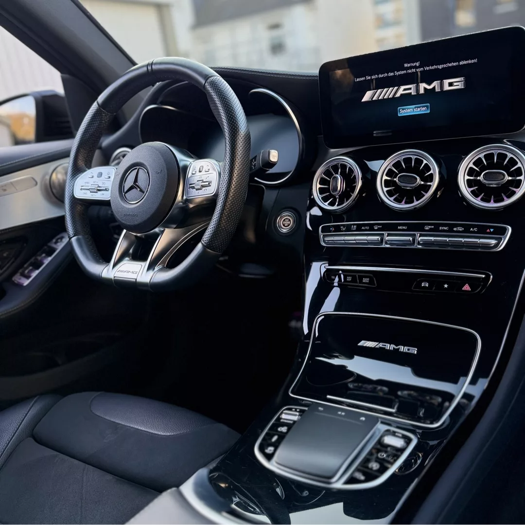 Mercedes-Benz GLC63AMG Facelift Innenraum mit AMG-Display mieten.