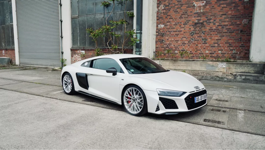 Audi R8 RWD Pearl Satin White schräg von vorne mieten