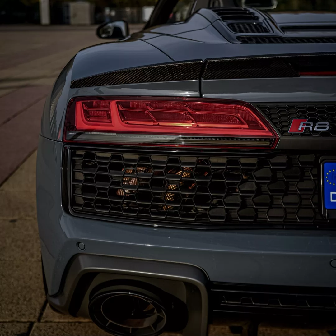 Audi R8 V10 Spyder 2024 Heckansicht in Grau mieten