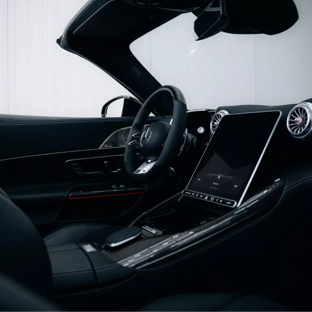 Mercedes-Benz SL 63 AMG Innenraum mit modernen Displays mieten