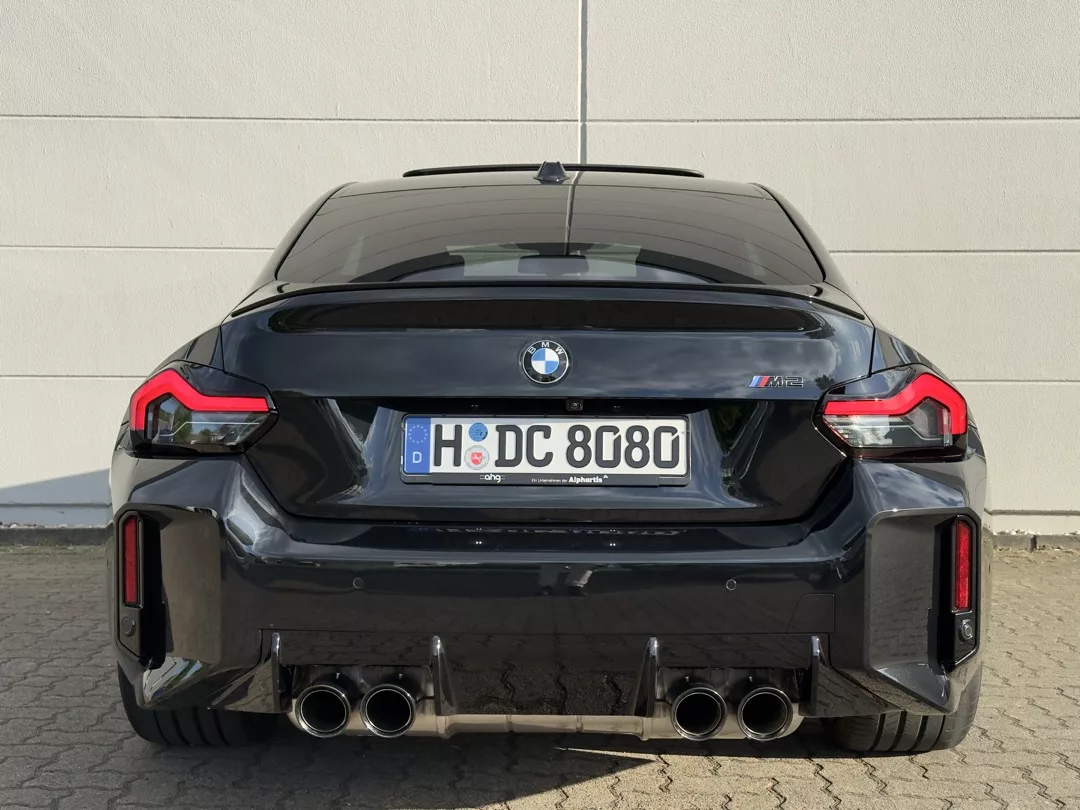BMW M2 Coupe 480PS in Schwarz von hinten mieten