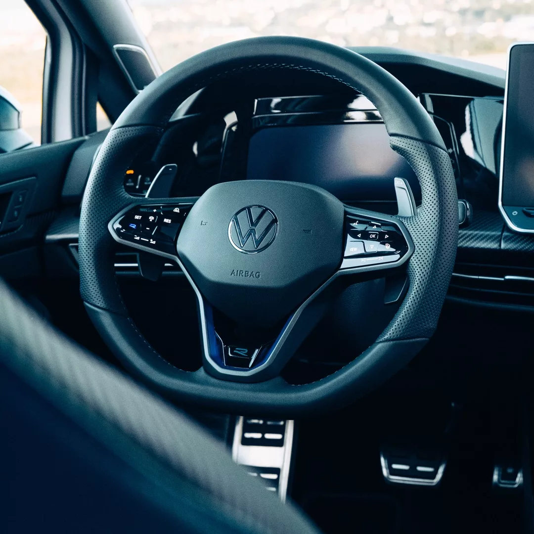 Golf 8R Performance Innenraumansicht mit Lenkraddetails mieten.