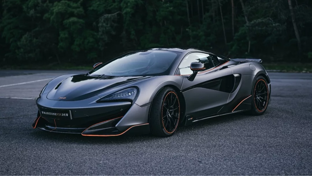 Mclaren 600LT in Grau mieten - Frontansicht auf Parkplatz
