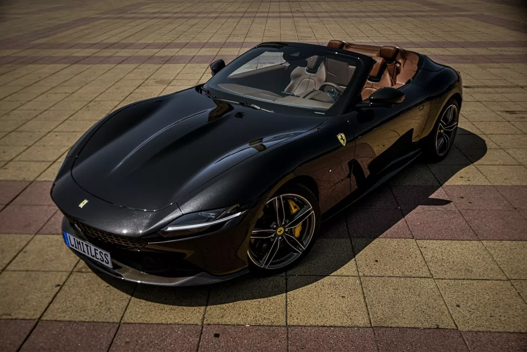 Ferrari Roma Spider 2025 in Schwarz, Cabrio, Vogelperspektive mieten.