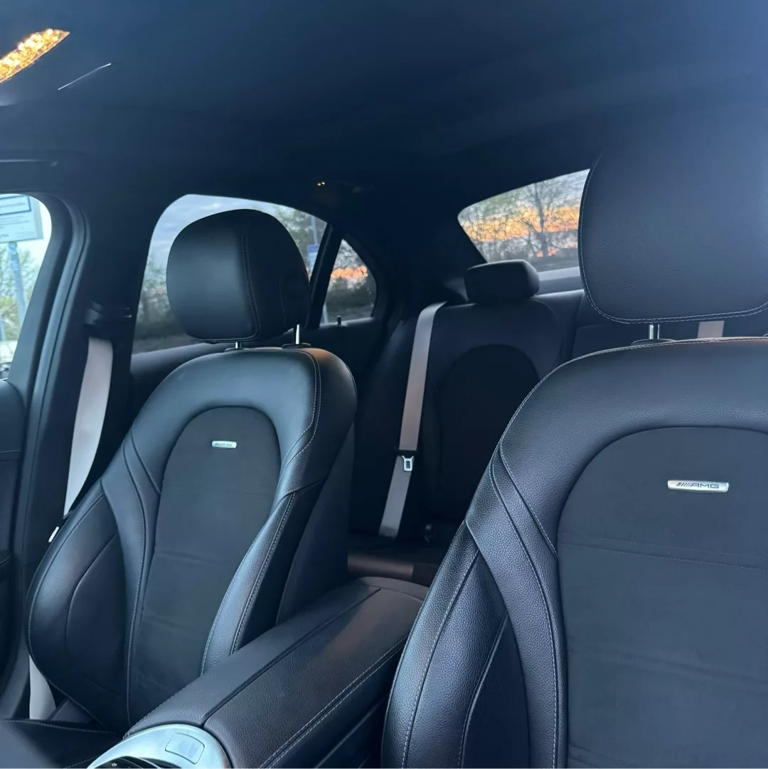 Mercedes Benz C63 s AMG Innenraum mit Ledersitzen mieten.
