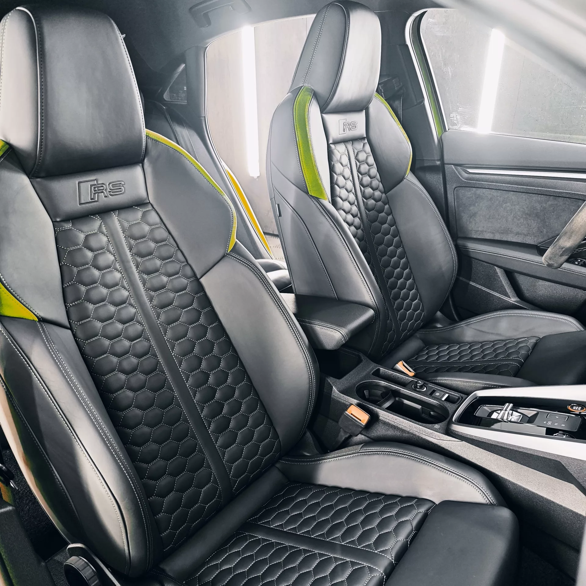 Audi RS3 Limousine Innenraum mit Ledersitzen mieten
