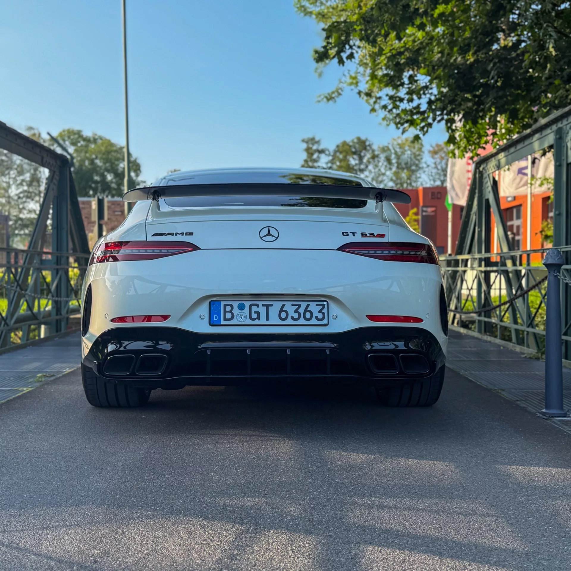 Mercedes-Benz GT63s AMG Heckansicht in Weiß mieten
