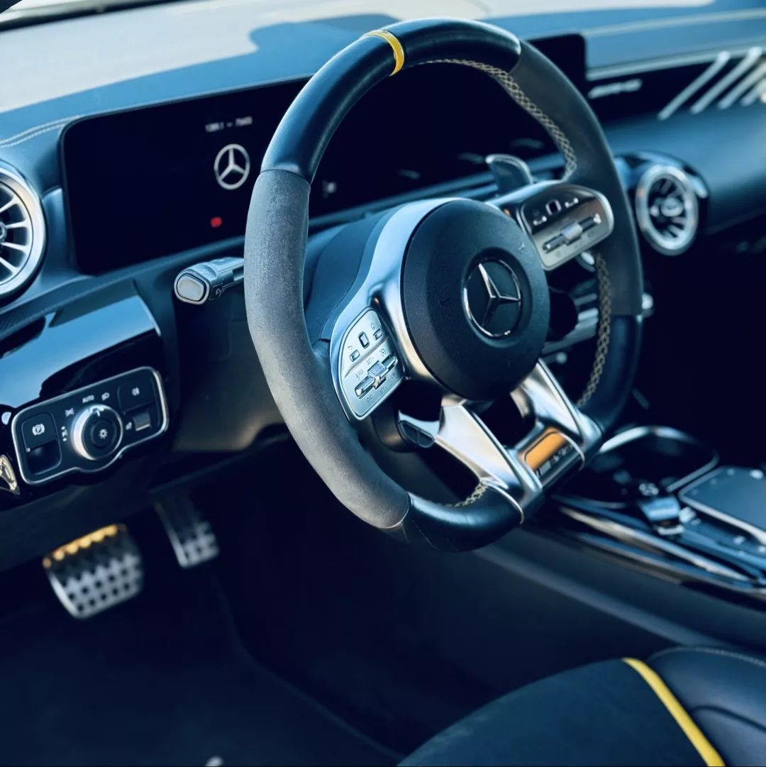 Mercedes CLA45 S AMG Innenraum mit Sportlenkrad mieten