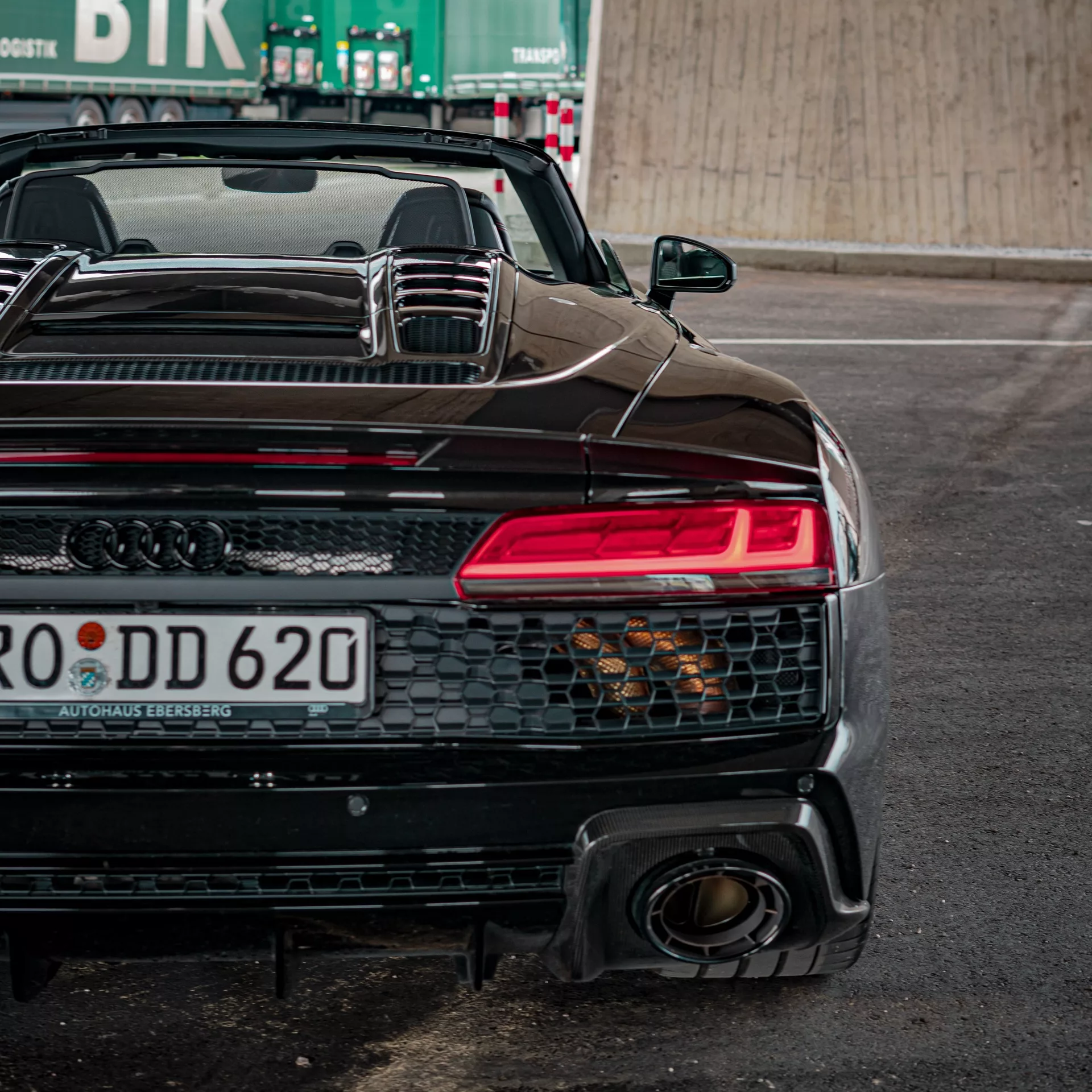 Audi R8 V10 Performance Spyder in Schwarz Rückansicht mieten