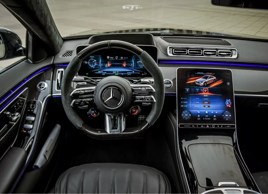 Mercedes-Benz S63 AMG Innenraum mit Display-Panel mieten.
