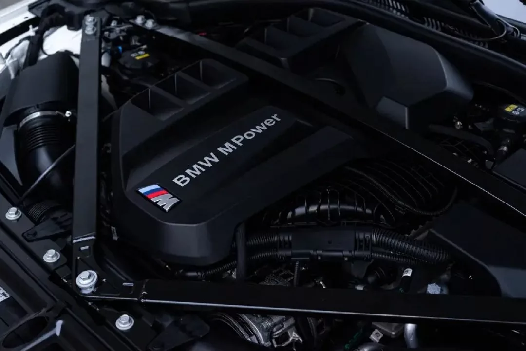 BMW M4 Cabrio Competition Motorraum mit M-Power-Motorabdeckung.