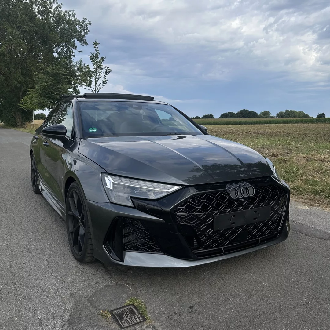 Audi RS3 Limousine in Schwarz auf Landstraße mieten.